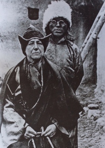 Alexandra David-Néel avec son fils adoptif et compagnon de voyage, le lama Aphur Yongden, lors d'un de ses voyages